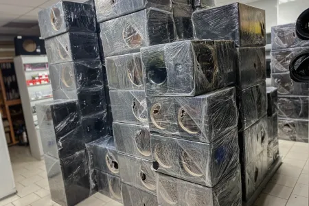 БОЛЬШУЩАЯ поставка коробов. 200 шт вновь заполнили второй зал до потолка